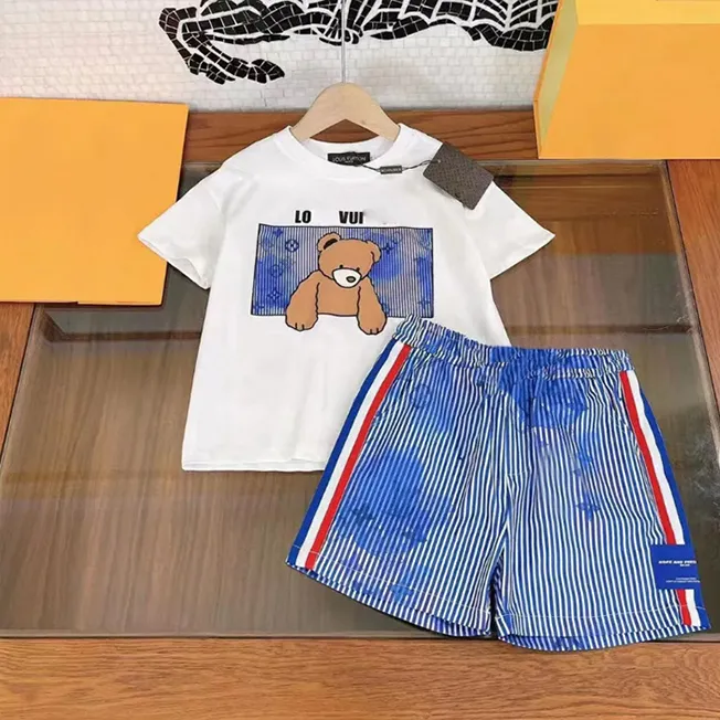Luksusowe zestawy odzieży designerskiej Dzieci T Shirt Little Bear Camel Monogramem Modna moda Brytyjska marka mody Summer Children Kurtka