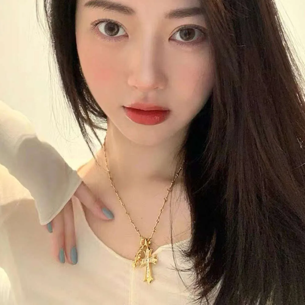 Ch Designer Cross Pendant Necklace Chromes Gold Full Diamond Double Female Inlaid Card Minority Clavicle Chain Jewelry Heart Sweater Lover Gift Luxury Fashion R3yx