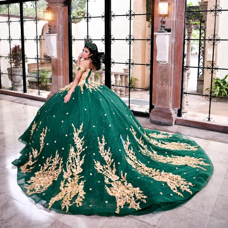 Emerald Green Shiny Quinceanera klänningar med guldapplikationer snörning korsett från axeln prom söt 16 vestido de 15 anos