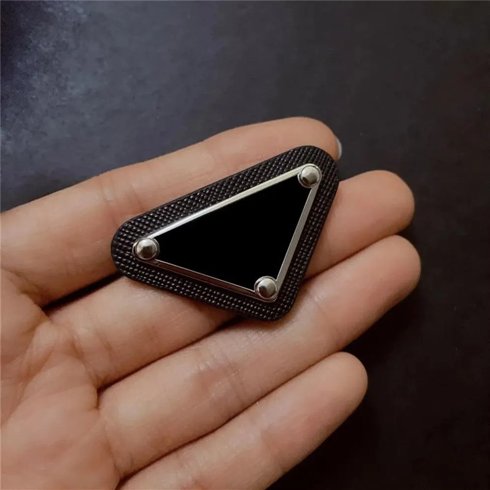 Épingles de combinaison pour hommes bijoux de créateurs de luxe Brooches Triangle vêtements accessoires liens sac à épingle Pendant femme Brooch noir Spill220f