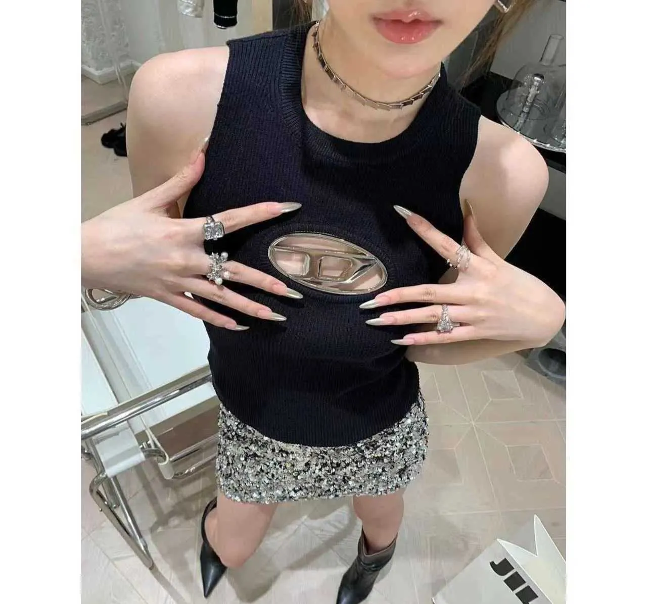 T-shirt pour femmes Desiger Deisel Femmes Spicy Girl Metal Metal Hollow Trithed Sans Shevel Top 2023 Printemps Nouveau Sexy Short Small Small Femme Disel G5