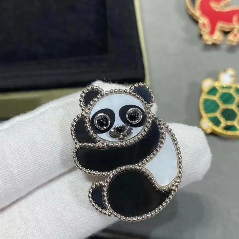 2024 Designer Haute Qualité V Plaqué Or Panda Animal Chanceux Broche Tendance polyvalent à la mode tempérament bijoux de poitrine personnalisé polyvalent Pin