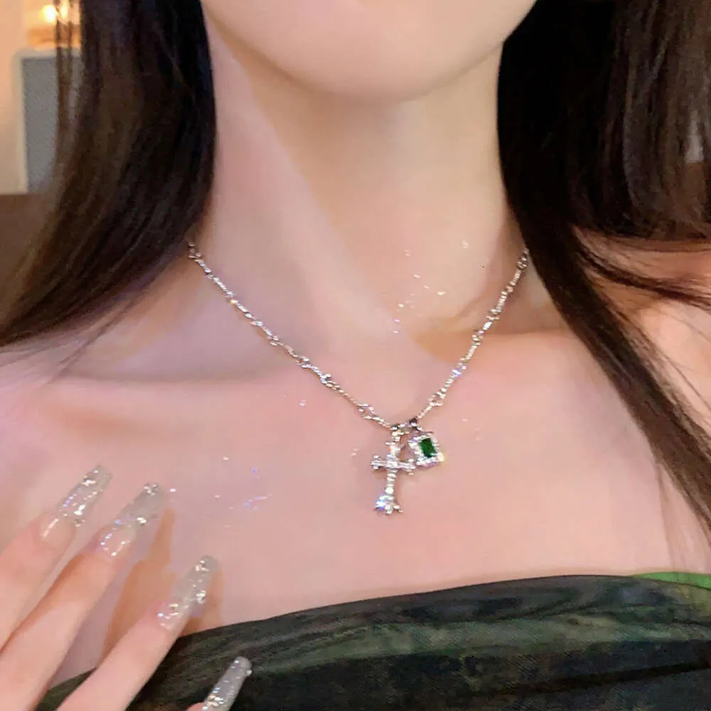 CH Designer Cross Pendant Necklace Chromes Minority Green Zircon Sweater Chain Bone Female Bene Bone Female Bene Bene Bene Ben Kvinnlig Crystal Trend Heart Lover Gift Sanskrit Fashion New 2024 Rexa