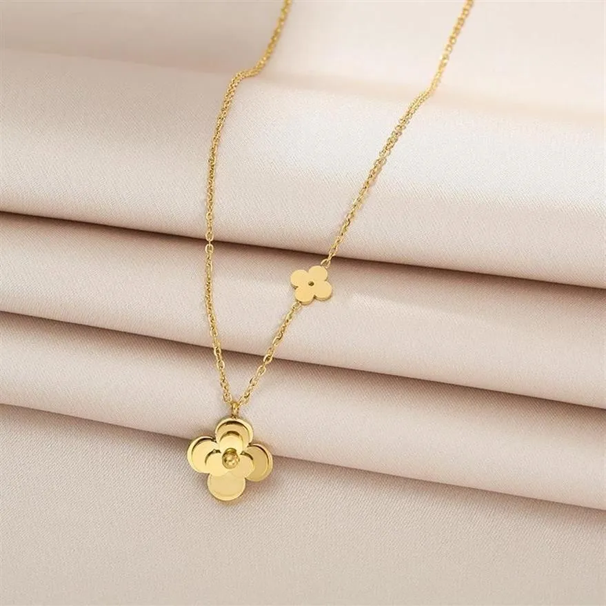 Hänghalsband tredimensionella Camellia Flower Golden Titanium Steel Necklace Damer överdriven personlighet Matchande smycken300i