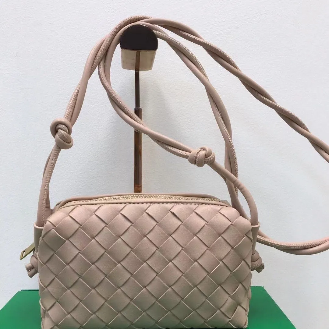 Ny high-end liten fyrkantig väska handhållen crossbody väska fashionabla kvinnors väska kameraväska tredimensionell och mångsidig kvinnors pendlingsväska