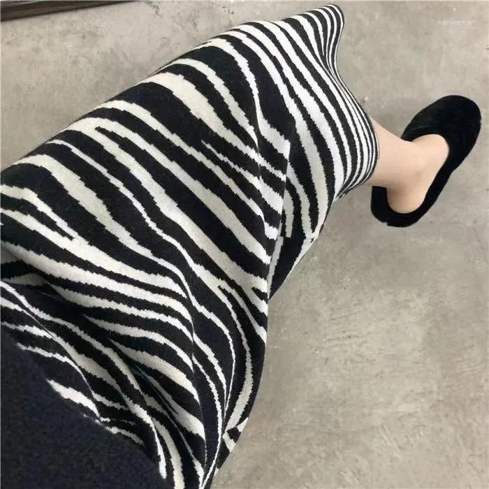 Kjolar 2024 Autumn and Winter Vintage Zebra Knit kjol Kvinnor med hög midja förtjockad svart vit geometrisk rak