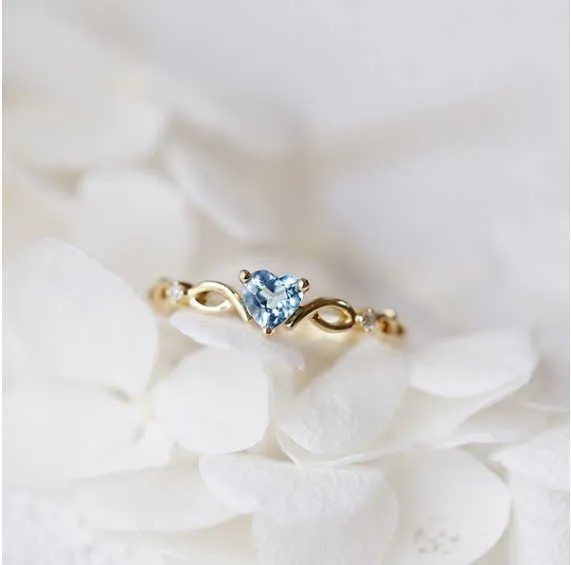 Eenvoudige en frisse love zirkoonring met oceaanblauwe hartvormige diamantring