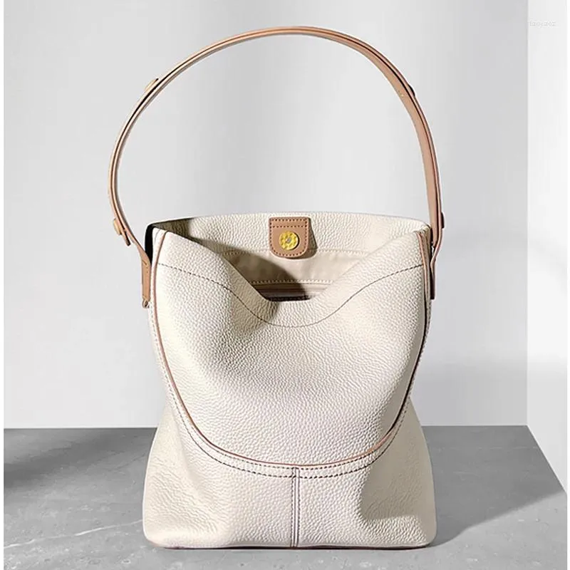 Bolsas de noite Luxo feminino 2023 Design de foco pequeno bolsa de caçamba de couro de couro simples simples de mão de um ombro crossbody macio