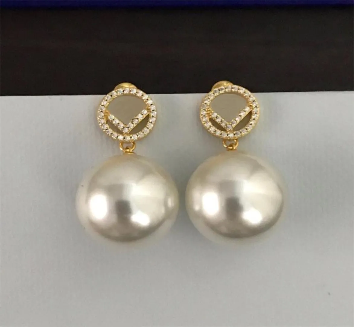 Modemärke Kvinnorörhängen med pärlor F Designers Kvinnor Ear Rings Party Suit Luxury Wedding Jewelry Premium Jewelrys7794848