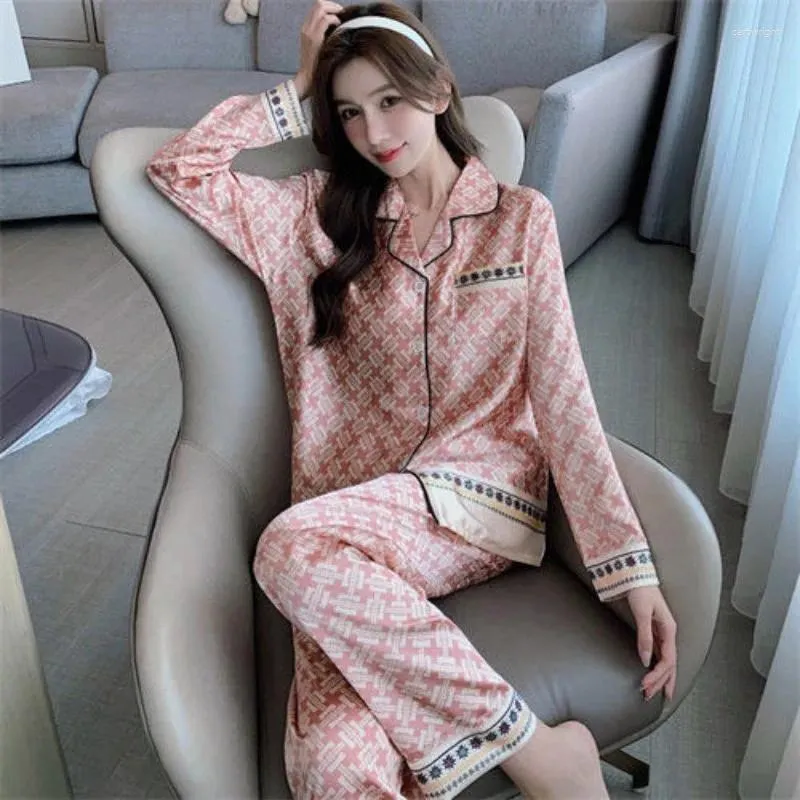 Kvinnors sömnkläder 2024 M-5XL Spring Autumn Ice Silk Pyjamas Sexig långärmad sommar V-Neck Loose Plus Size Homewear Set