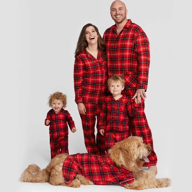 Julfamilj som matchar pyjamas Plaid Cotton Mother Father Baby Kids and Dog Clothes 231225