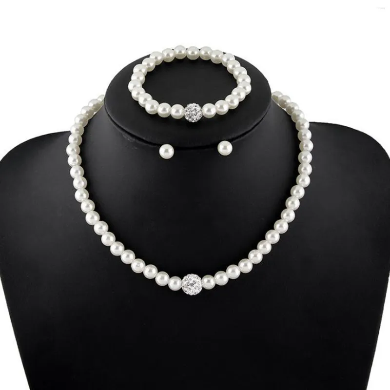 Ensemble collier, boucles d'oreilles, bracelet en perles, comprend une fausse tenue pour fête, vacances