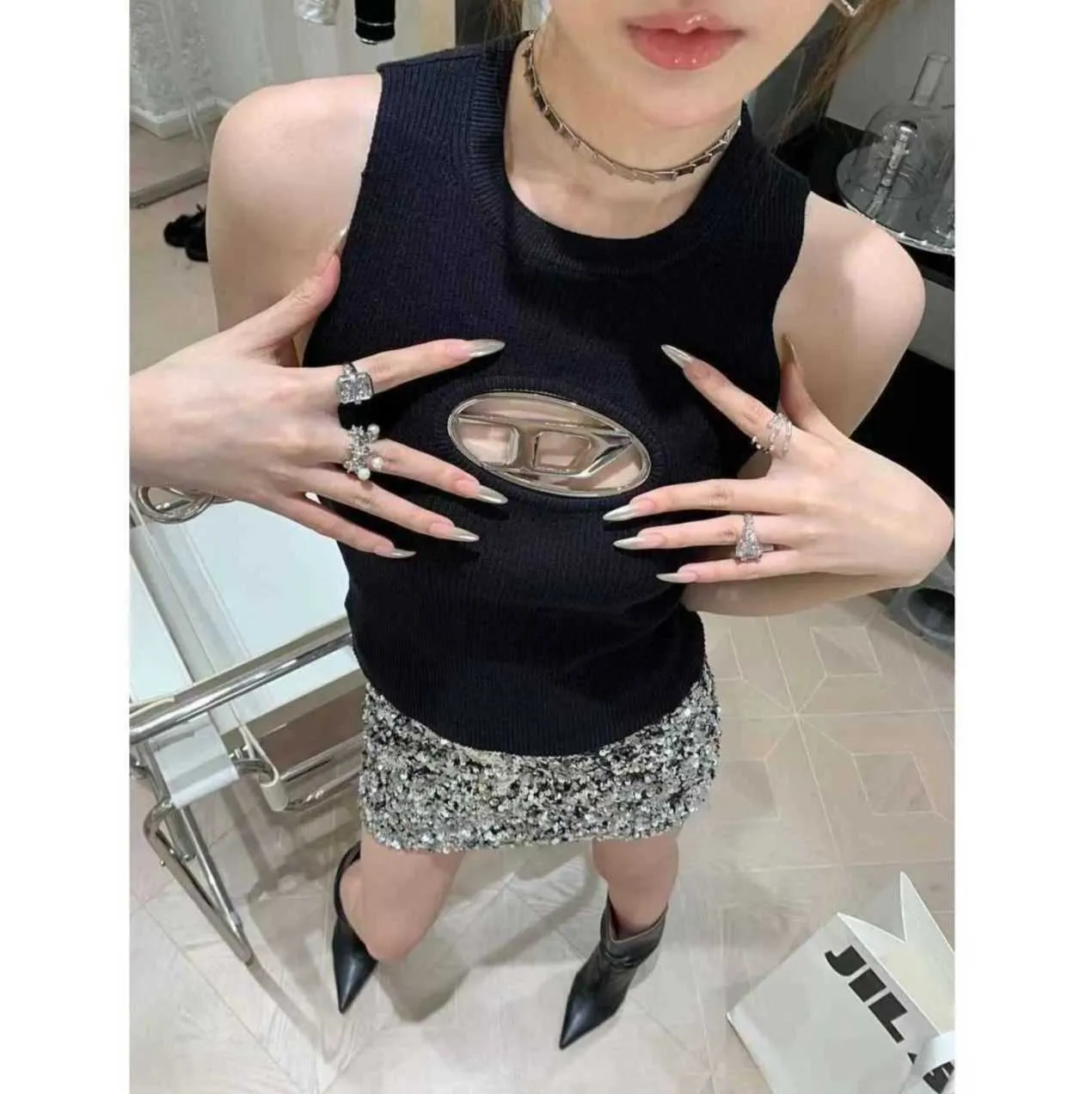 T-shirt de t-shirt pour femmes Deisel Femme Spicy Girl Metal Metal Hollow Treese sans manches Top 2023 Spring Nouveau Sexy Short Small Small Femme Disel O3