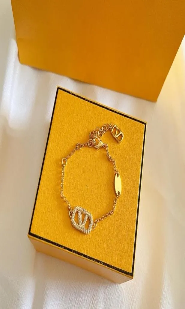 2023 Women039s bracciale designer di lusso in oro a forma di cuore perla cristallo oro doppia V lettera gioielli in argento 925 classic3249595