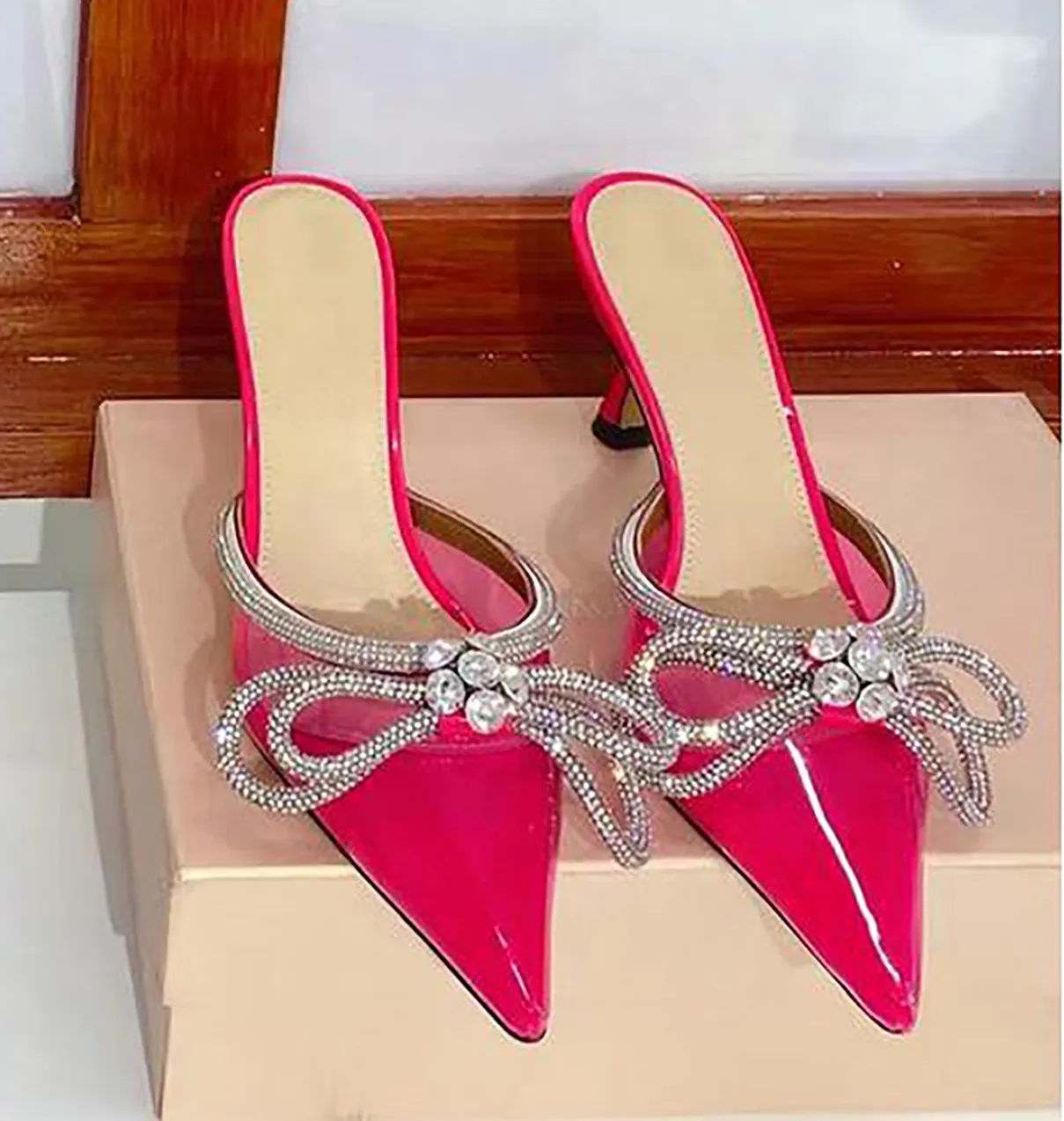 Baotou Women 's High Heels Sandals Crystal Butterfly PVC 뾰족한 하이힐 이탈리아 미니멀리스트 슬라이딩 디자인 전문 파티 슬리퍼 EU 35-41