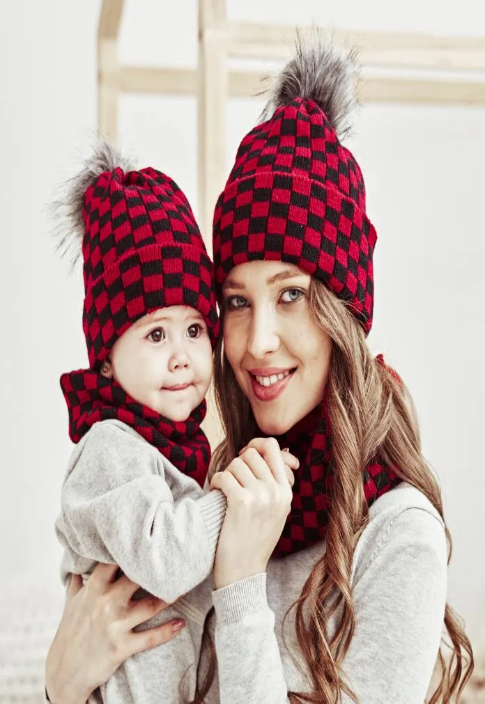 2pcslotクリスマスマザーキッズ帽子とスカーフ温かい編み物ビーニーハット格子縞の編みクリスマスボンネットキッドスカーフwint3936837