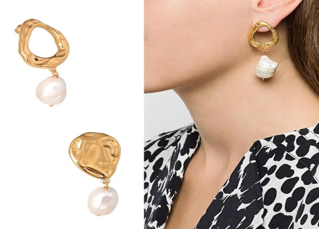 Orecchini di design di fascino gioielli di lusso da donna Perla d'acqua dolce barocca temperamento moda placcatura sotto vuoto cerchio asimmetrico4108248