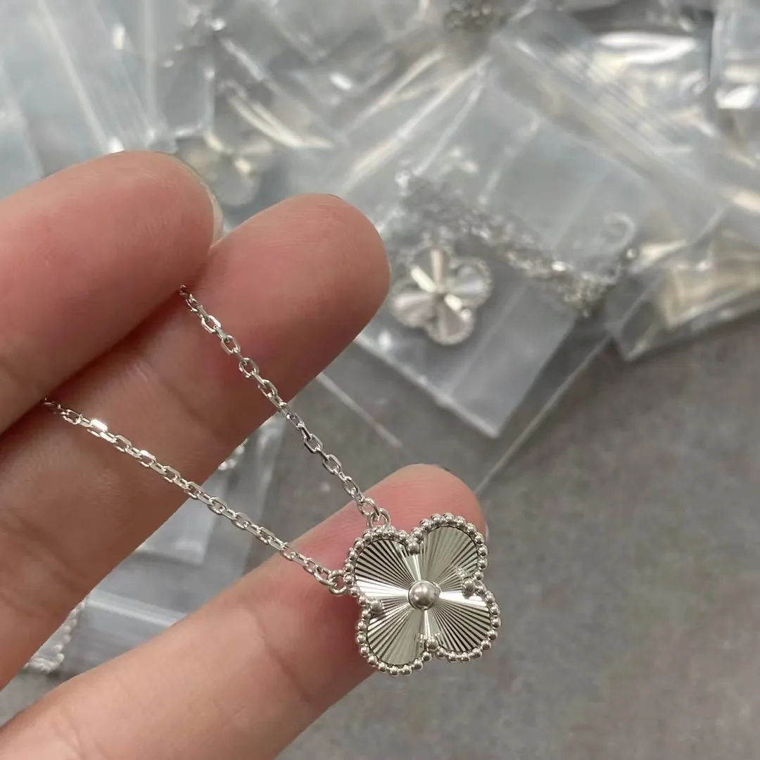 Silver Luxury Laser Clover Designer Pendant Halsband Womens Brand Flower Christmas Limited Edition Link Chain Short Choker Elegant Halsbandsmycken