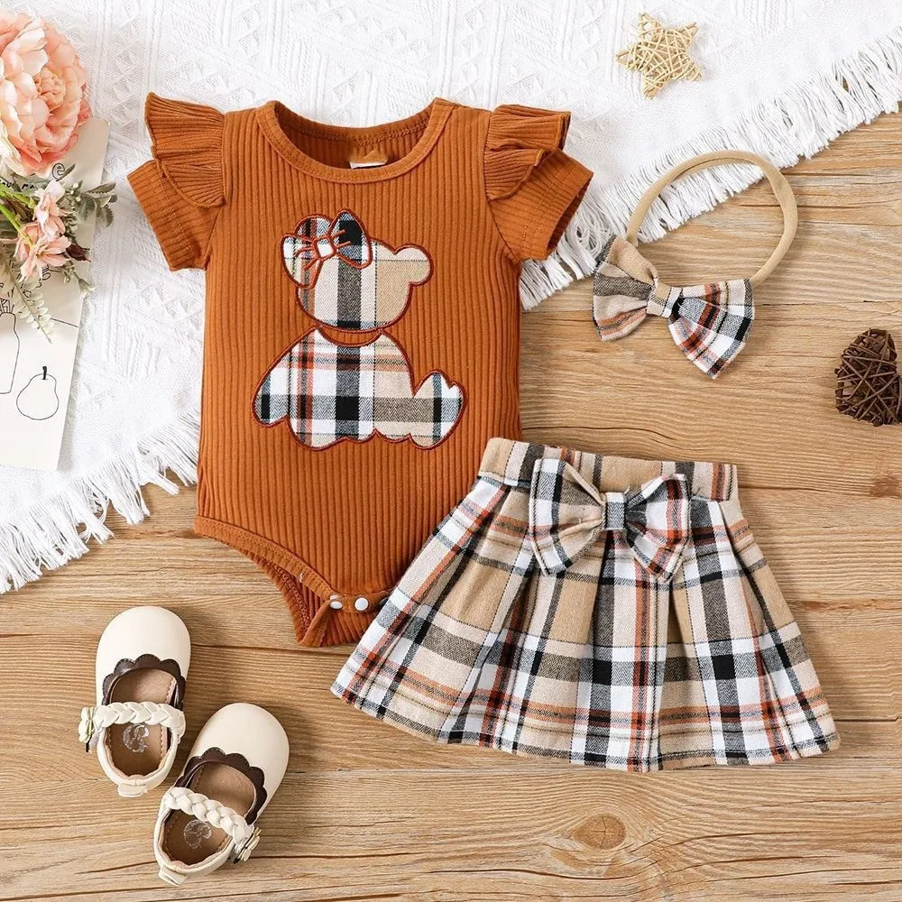 Clothing Sets INS Newborn Baby Girls Summer Bear Patch Embroidery Wrap Fart Triangle Romper Checked Butterfly 231117 2312307