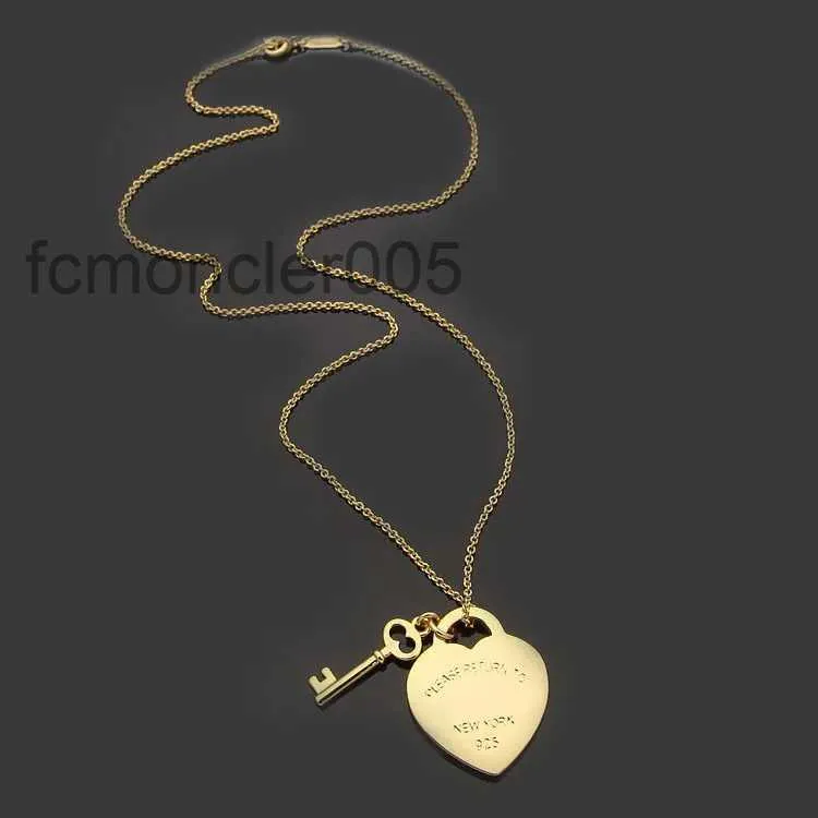 Womens Love Heart Pendant Halsband Designer smycken nyckel för kvinnor guld/silver/ros med fullt paket med varumärke som bröllop julklapp m4y6