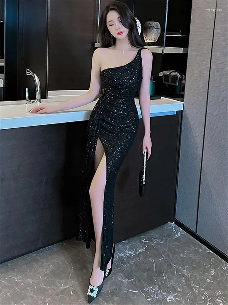 Casual Dresses Sexig klänning Kvinnokläder Solid Color Diagonal Shoulder Sequin Splicing Slit Long Fashion Slim Evening Gown M396