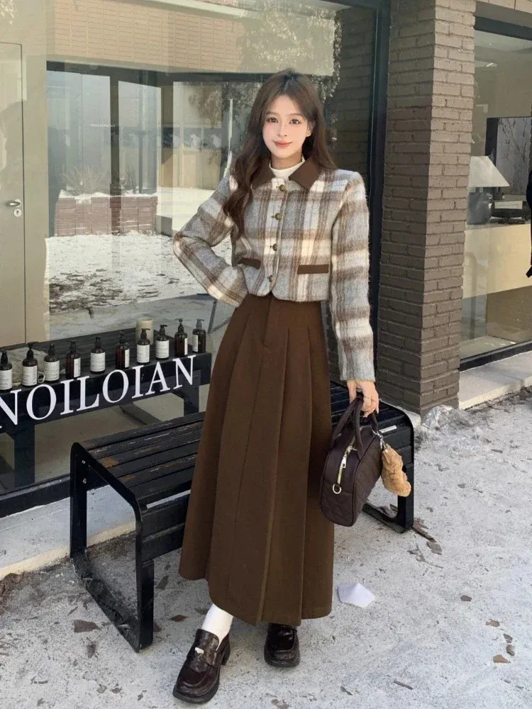 Chaqueta corta a cuadros vintage exterior de invierno coreano abrigo con cuello vuelto falda larga plisada moda elegante conjunto de dos piezas para mujeres 231225