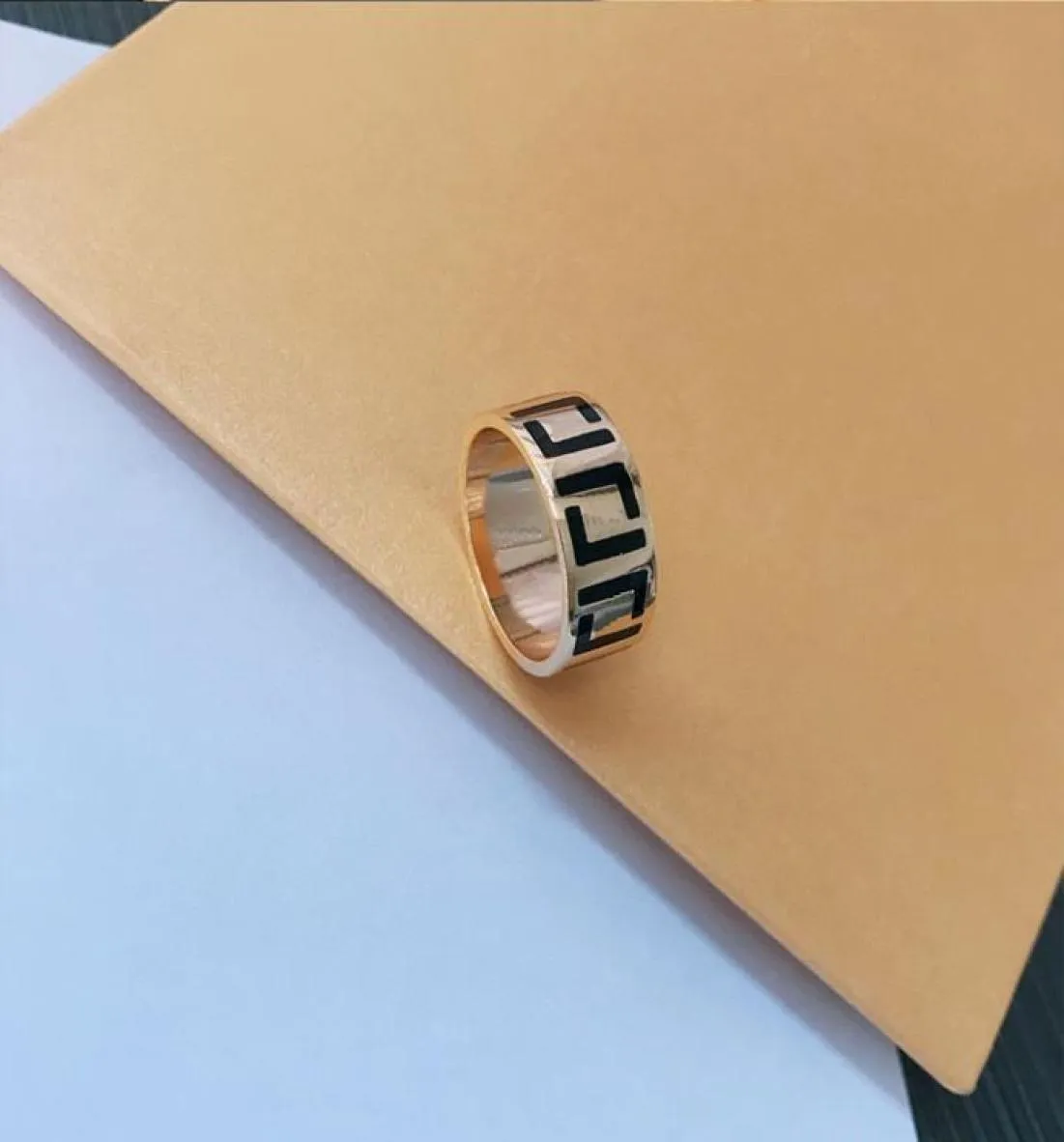 2022Anelli di design di lusso Festa di fidanzamento Regalo di anniversario CoppiaAnelli 039s Anello con lettere in oro giallo per donna Taglia 68 con J9242194