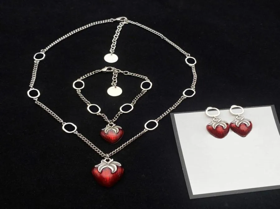 Orecchini con bracciale e collana smaltata alla fragola, con doppia lettera, set di gioielli con catena in metallo, orecchini con ciondolo per feste carine8904529