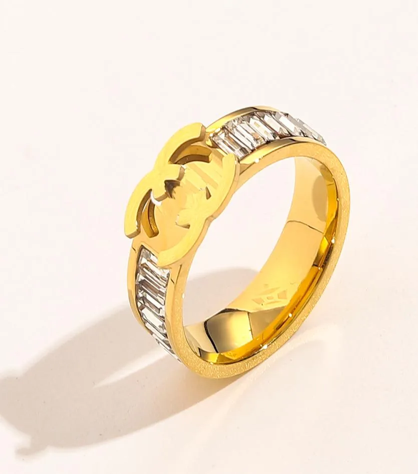 18k Gold Plated Wedding Ring Luxury Brand Designers Letter Circle Fashion Women Love rostfritt stål Diamond Ring Party Jewellery 9111308