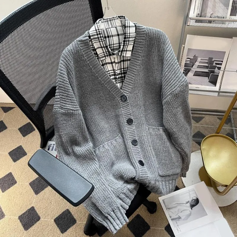 男性用セーター暖かくて居心地の良い灰色のニットメン用のカーディガンクラシックVネックスタイルボタン閉鎖春秋に完璧なレイヤー