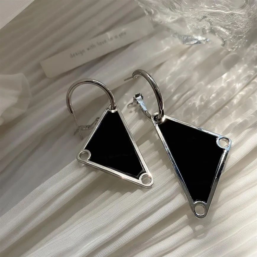 Triangle Geométrica Huggie Huggie Europeu e Americano Exagerado Personalidade simples Mulheres letra P Temperamento selvagem Earring2335