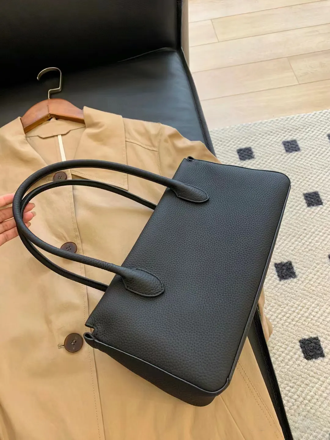 THE 延ばさ ROW Terrasse Bag レザー ショルダーバッグ ブラック THE 延ばさ ROW Terrasse Bag レザー ショルダーバッグ ブラック