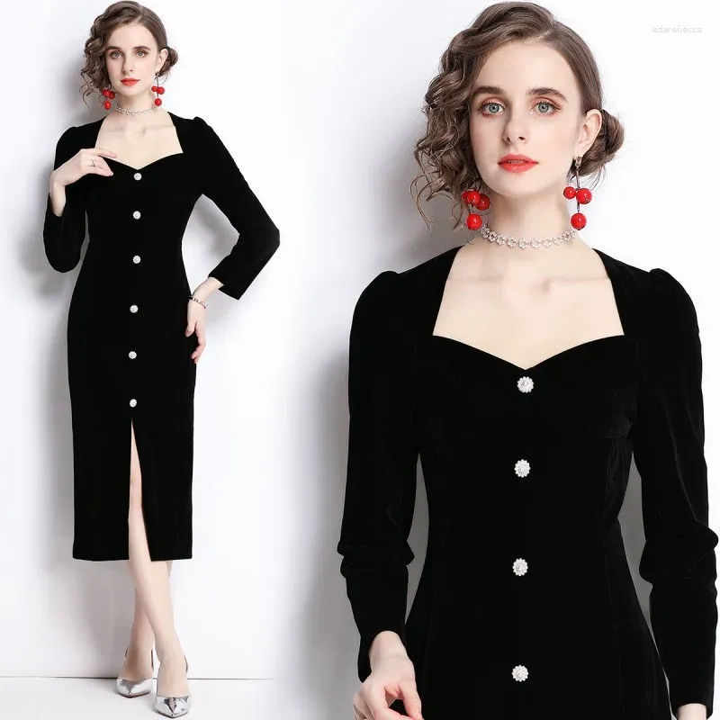 Casual Dresses Black Velvet Dress for Women in Autumn and Winter French High-End Design Sense V-Neck-knappen Split Slimming Exquis