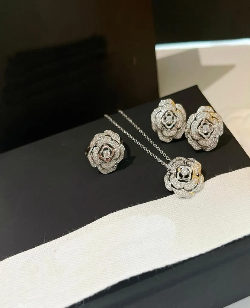 CH Schmuckset Top-Qualität, Luxus-Diamant-Anhänger, Halsketten, Ohrringe, Ring für Damen, klassischer Stil, ganzheitliches Markendesign, 18 Karat Gold7281243