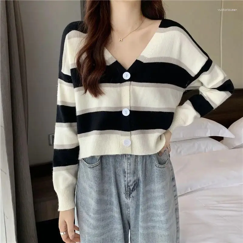 Kvinnors stickor Kvinnor Cardigan Stripes 2024 Spring Autumn Single Breasted V-ringning Knittad tröja Casual Loose Jumpers Ladies Fashion Knitwear