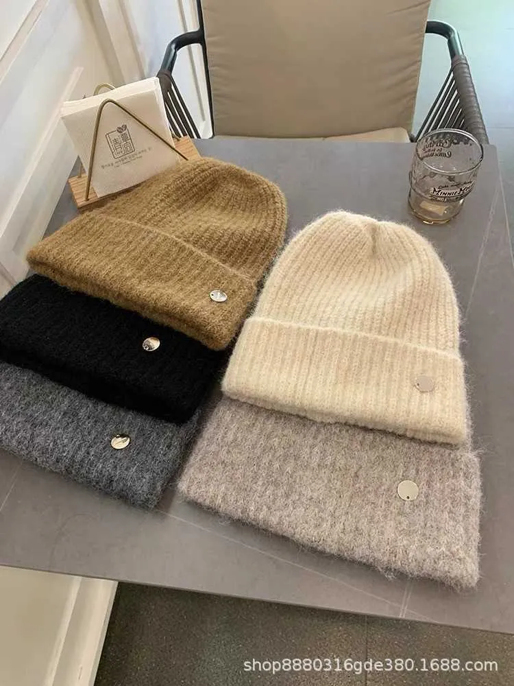 Chapeau tricoté pour les femmes en automne et hiver 2023 Nouveau style avec de la laine décontractée et polyvalente enveloppant la tête pour montrer le visage de petit chapeau froid tas en tricot