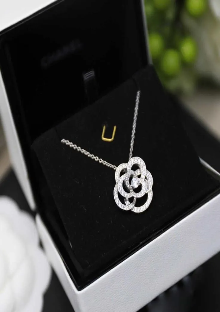 S925 Sterling Silver Hollow Camellia Necklace Women Beso di marca di lusso Gioielli Eleganti Girlies Shiny Joker ha contratto 20216152476