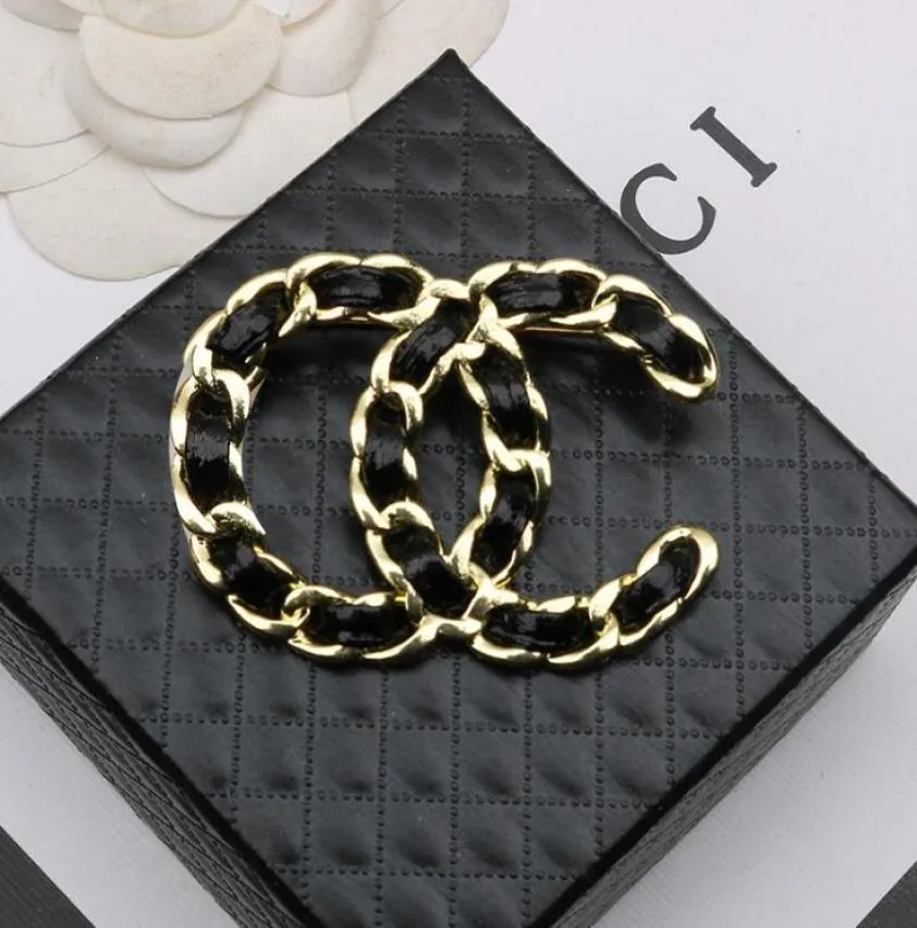 Spille placcate oro 18 carati di alta qualità Moda Uomo Donna Designer Marca Doppia lettera Spilla Cavo di cuoio geometrico di lusso Knitt3057983