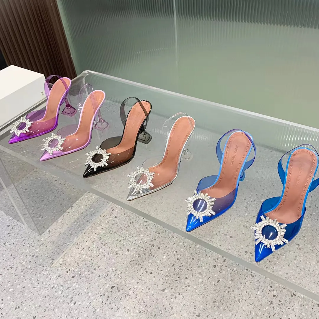 Amina Muaddi PVC bombeia designers de luxo sandálias Sapato de vestido feminino Sapatos de festa de 9,5cm