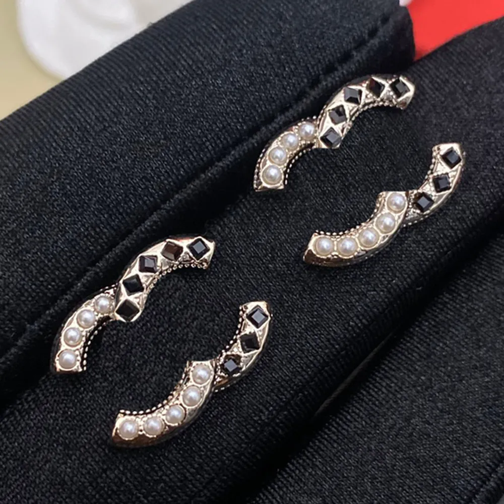 Högkvalitativt kvinnor Designer smycken örhängen Öron studsilverpläterad triangel koppar örhänge diamant pärla märke brev bröllop fest gåvor