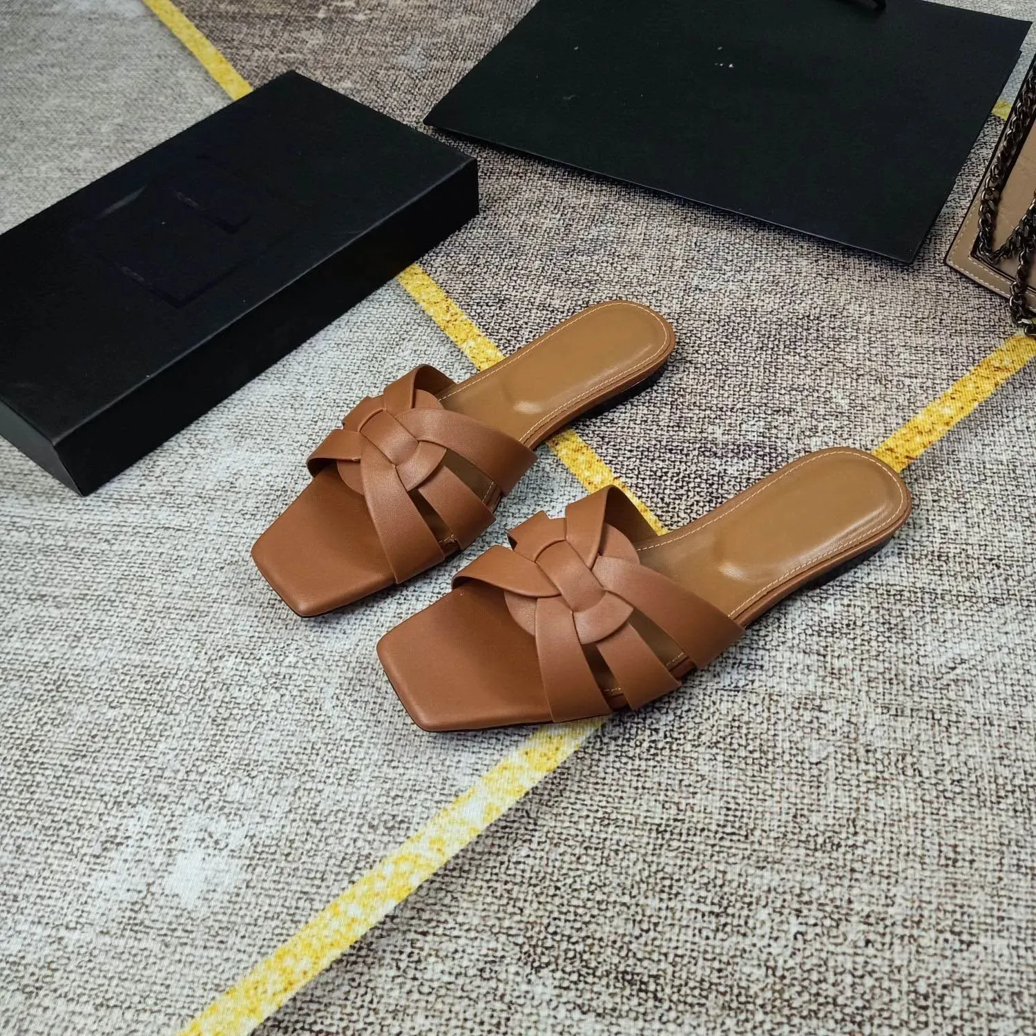 Tribute Sandal Women Slipper Slide Flat Patent Skórzany otwartym palca damski sandały plażowe swobodne kapcie panie komfortowe buty do chodzenia letnie luksus sygnatariusz