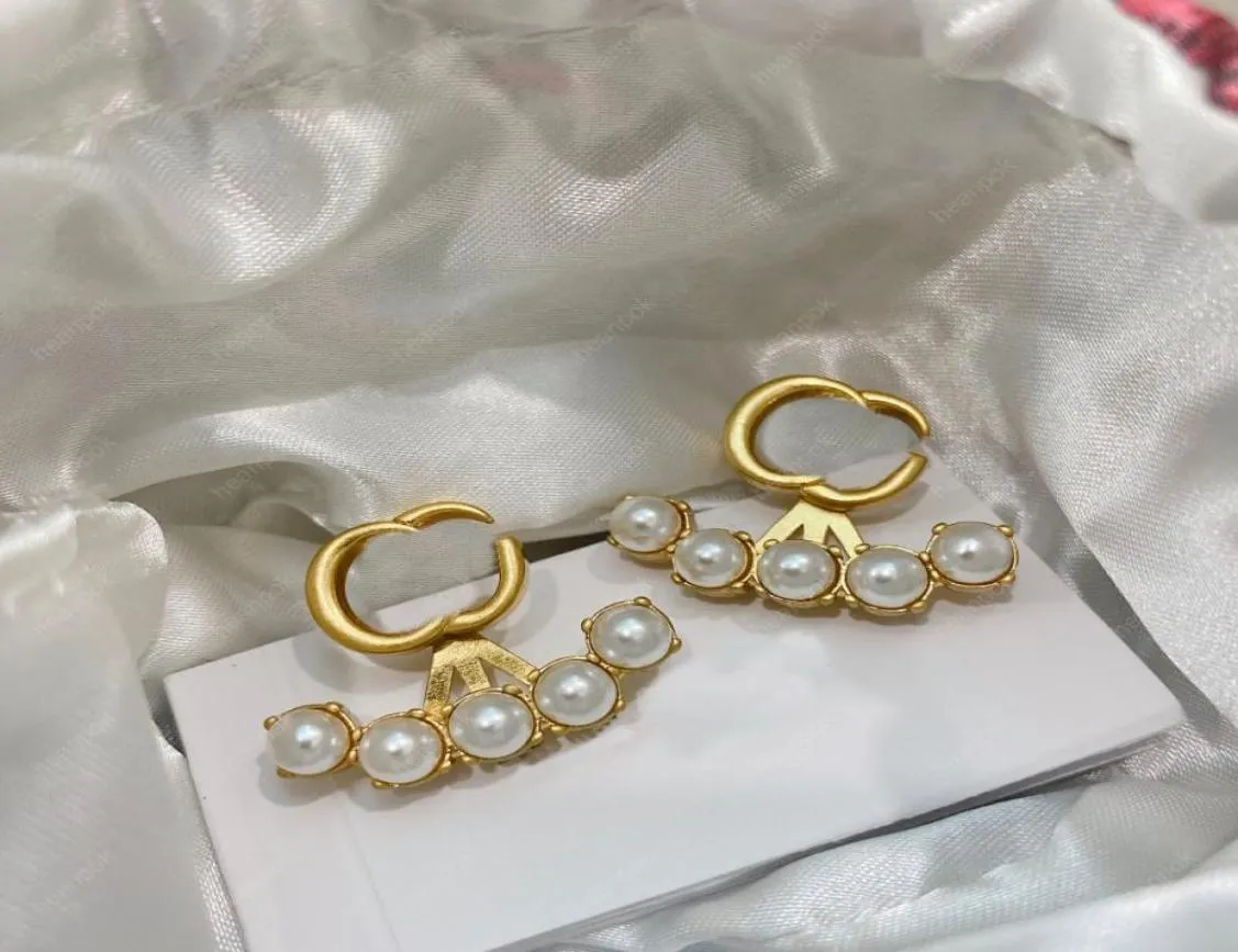 Brincos de designer de moda para mulheres brincos de pérola jóias letras de ouro brinco de argola caixa de diomond casamento orelha studs charme novo 3190023