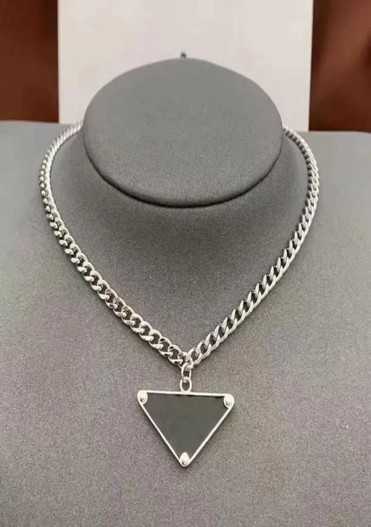 Femmes Hommes Designer De Luxe Collier Chaîne Bijoux De Mode Noir Blanc P Triangle Pendentif Design Party Argent Hip Hop Punk Hommes Nec1121421