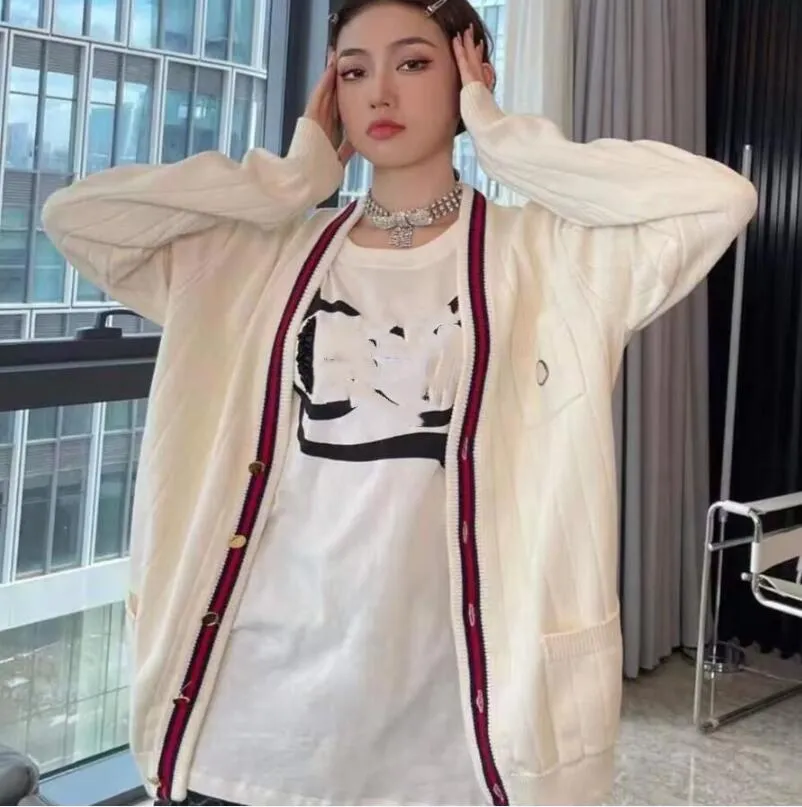 女性用カジュアルなVネックストライプホワイトセーターニットデザイナー春秋のカーディガンジャンパーセータージャケット女性のためのジャンパーセータージャケット