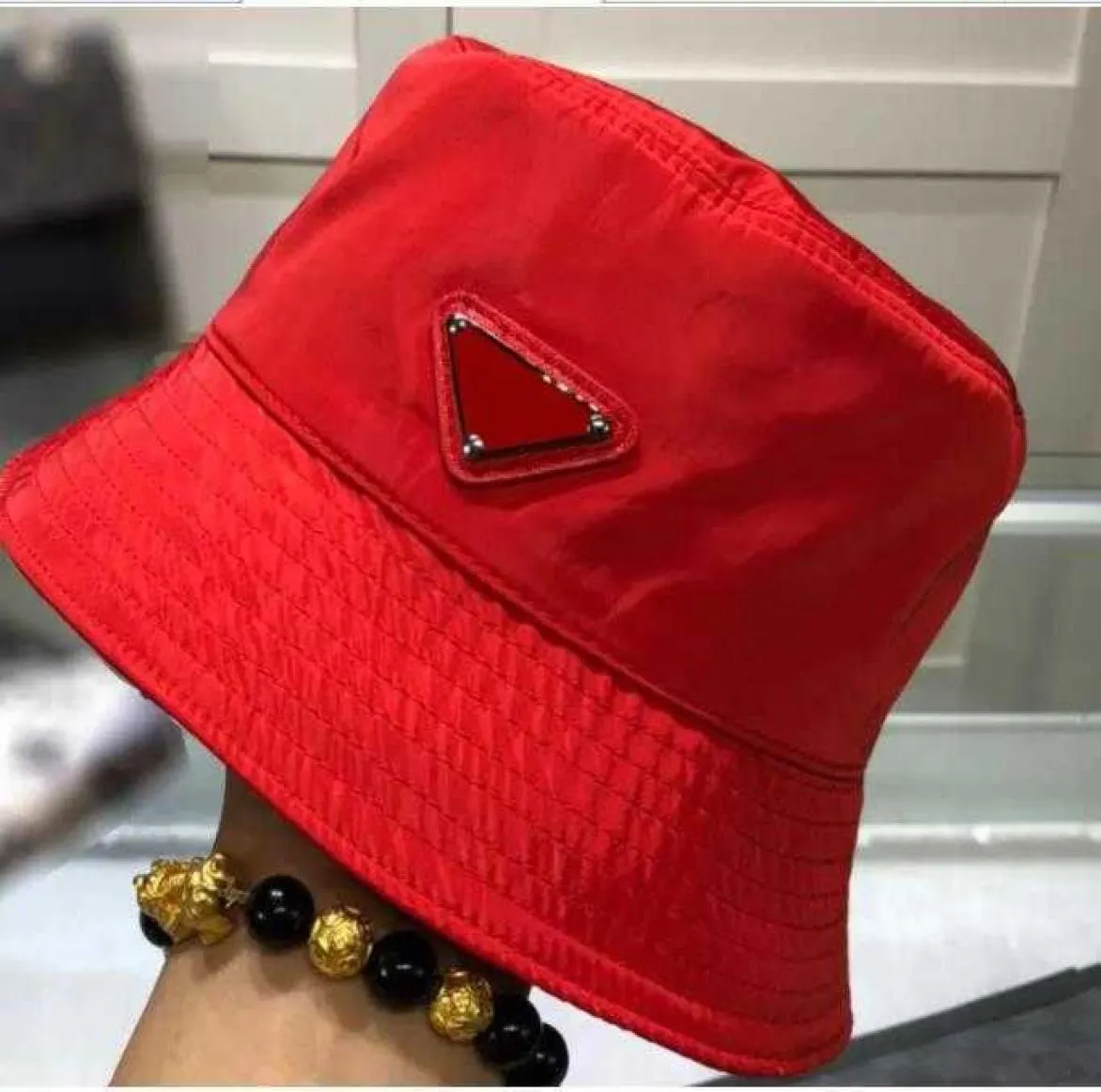 Luxury Nylon Bucket Hat For Men and Women High Quality Designer Ladies Mens Spring Summer Färgglada Red Leather Metal Sun Hats New 2961941