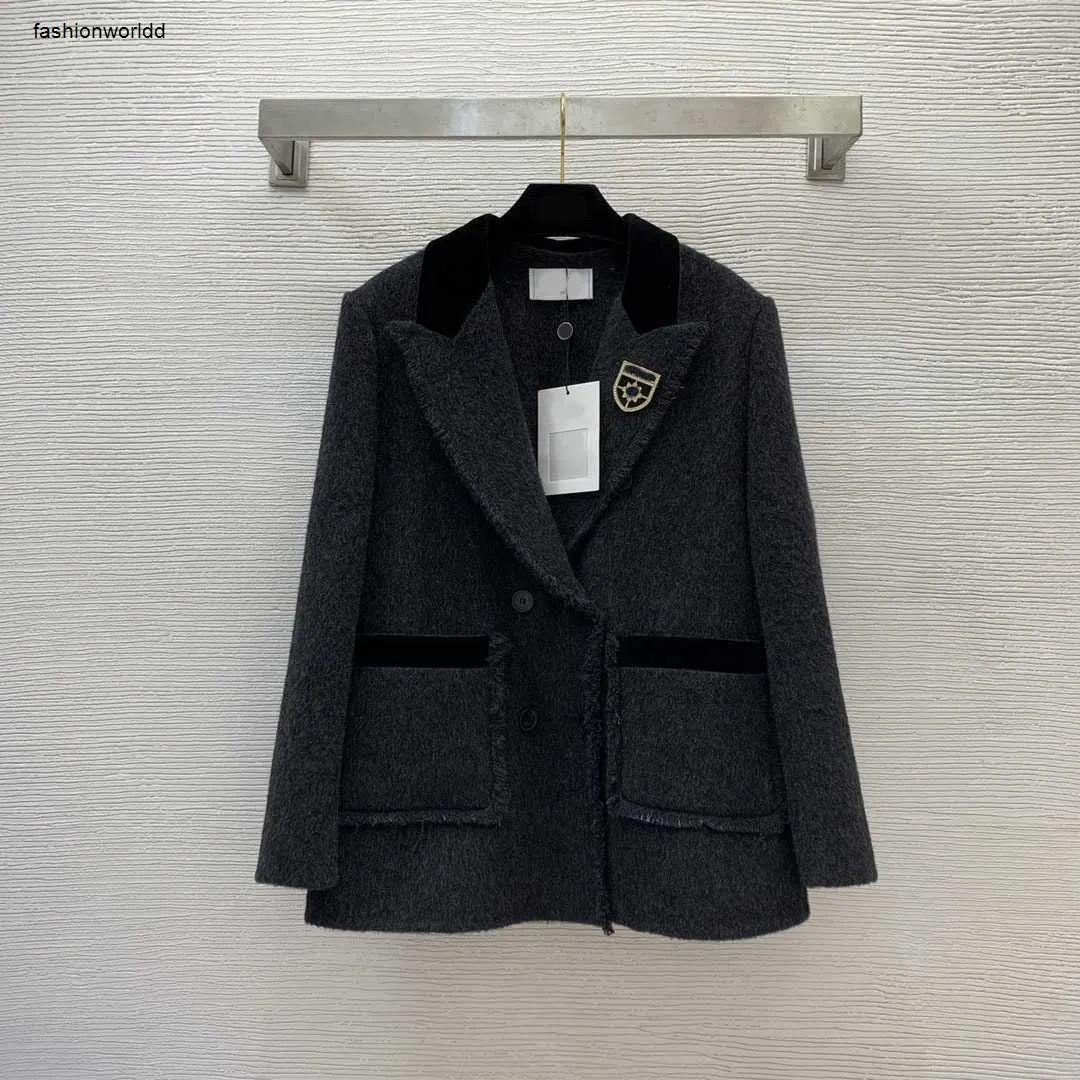 Women Jacket Designer Suit Jackor Velvet fransad ull överrock dubbelbröst lapelrock blazer bröllopsmiddagskläder med brosch 25 dec