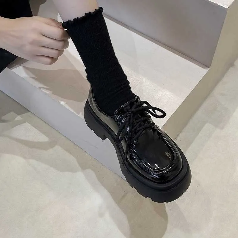 Chaussures habillées Petites chaussures en cuir à semelles épaisses de style britannique pour femmes au nouveau printemps et été noir JK mocassins à gâteau éponge unique tendance Instagram