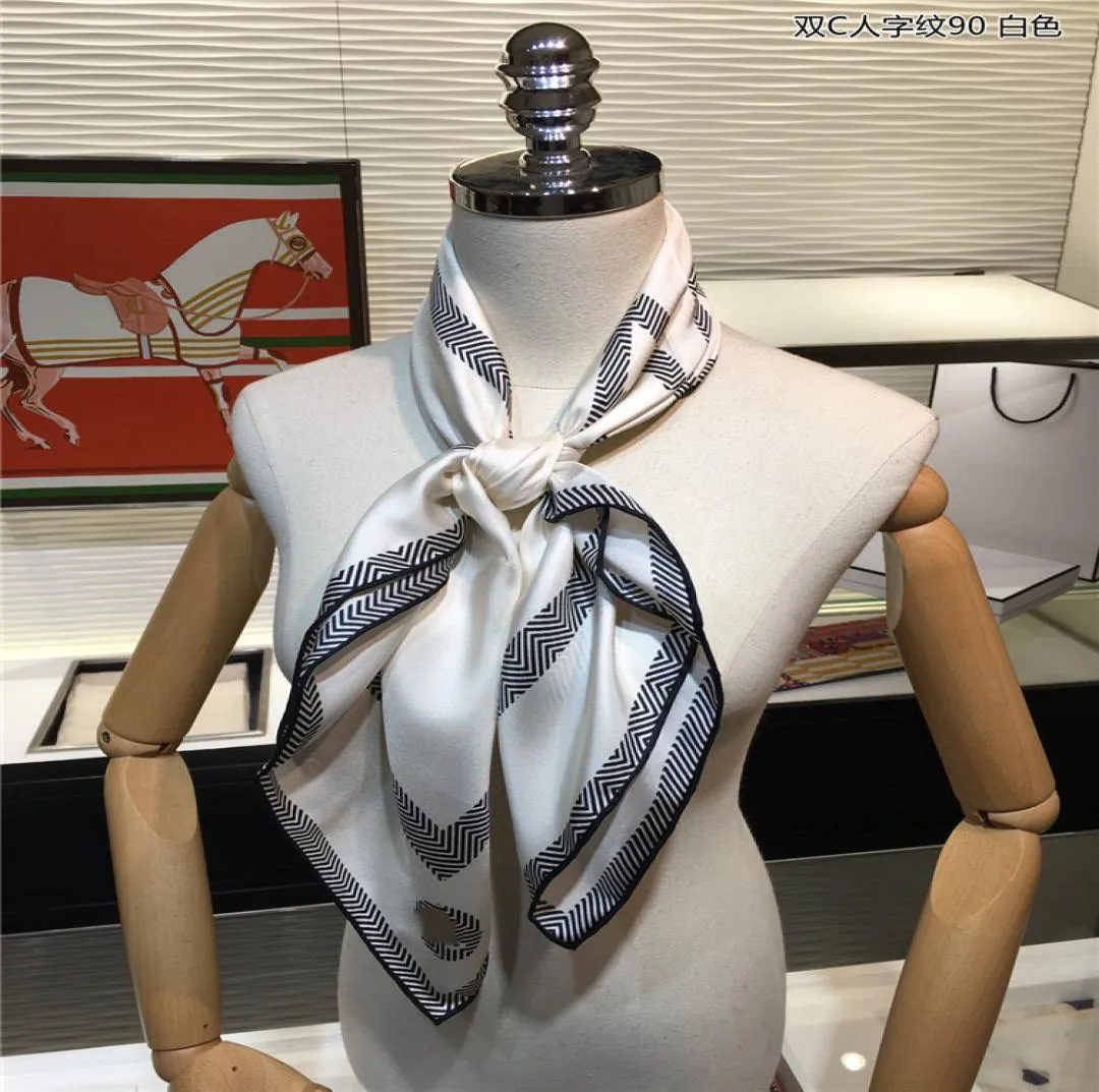 2021 Top Designer Woman Silk Fashion Letter Pannband Märke Small Scarf Variable Headscarf Accessories Activity Gift W174542919