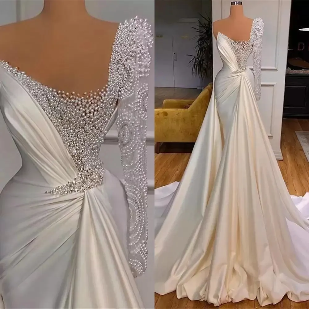 2024 Abito da sposa a sirena bianca di lusso sexy Illusion Perle Perline Una spalla Manica lunga in raso Plus Size Abiti da sposa Abiti da Noiva