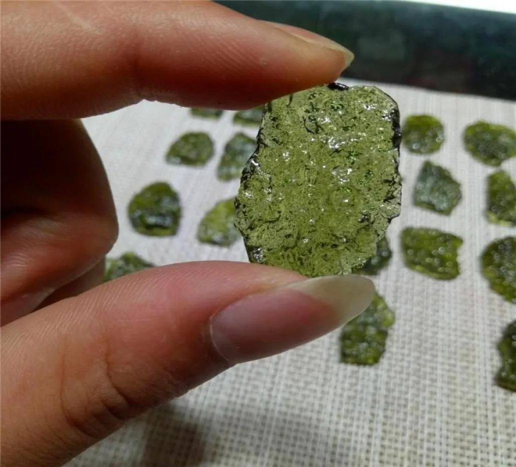 Un pendentif en pierre de cristal d'aérolites vertes Moldavite naturelle, lot d'énergie apotropaïque, corde, collier Unique LJ2010164420076